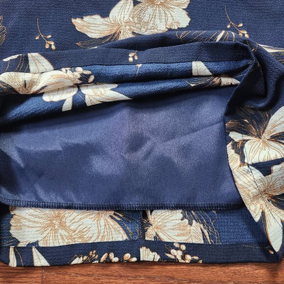 BELONGSCI Women XS V-Neck 3/4 Bell Sleeve White Floral Shift Mini /Midi Dress - Picture 4 of 7